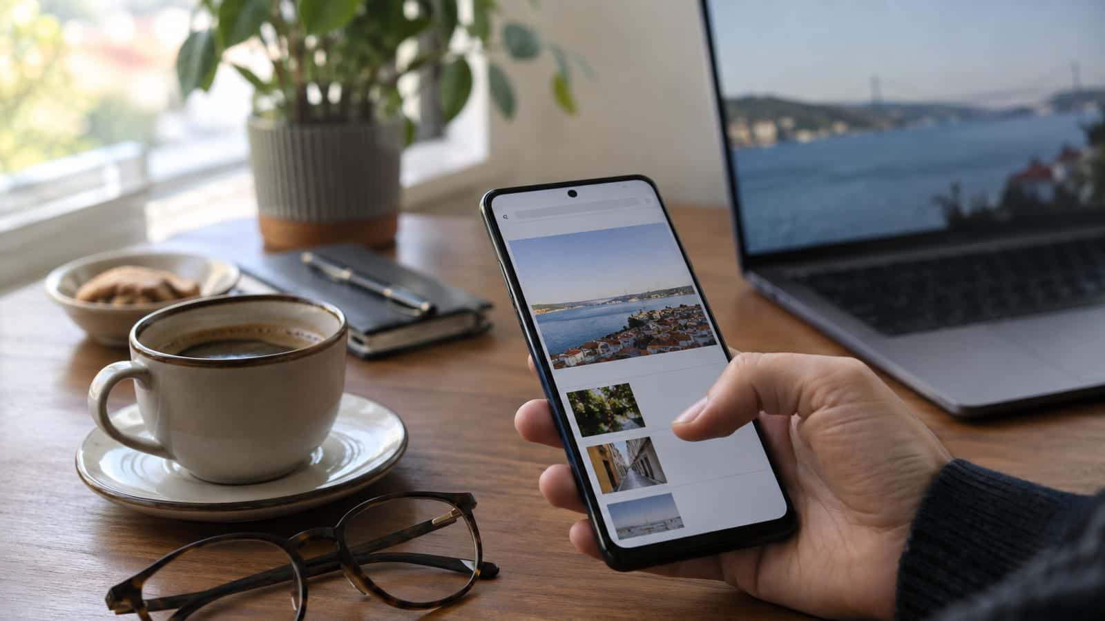Masada tarayıcı sekmesi açık duran bir Android telefon, yanında kahve fincanı ve gözlük