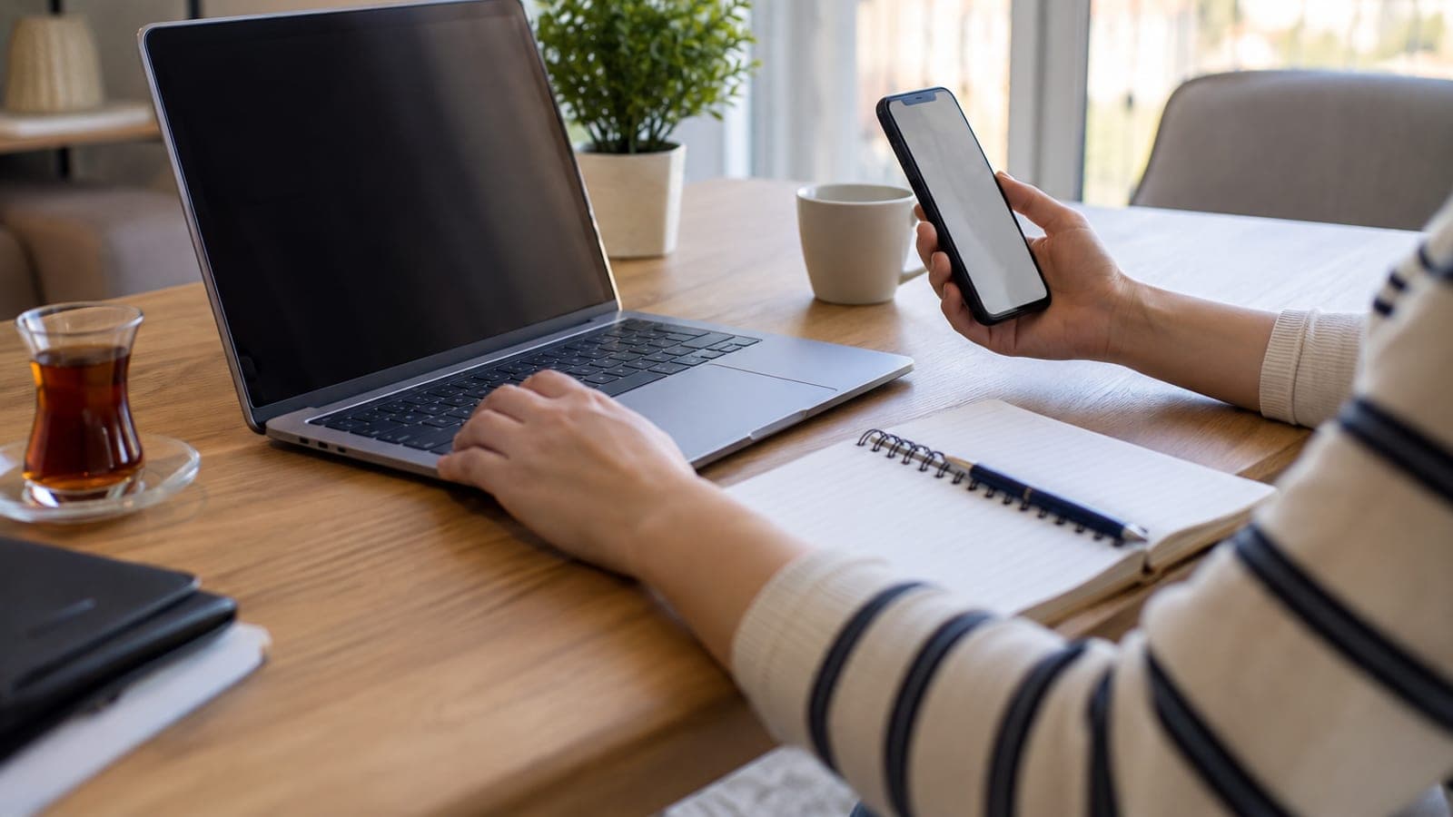 Masa üzerinde CİMER başvurusu için kullanılan dizüstü bilgisayar ve telefon